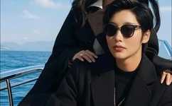 白色超短裙美女热舞